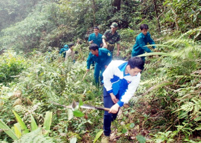  Ðội thanh niên xung kích xã Thanh Thủy, huyện Vị Xuyên phát quang cây cỏ quanh khu vực cột mốc 267. 